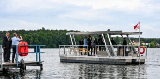 Zum 65-jährigen Bestehen hat das Bundeswehr Sozialwerk in Grünheide ein rollstuhlgerechtes Solarboot eingeweiht.