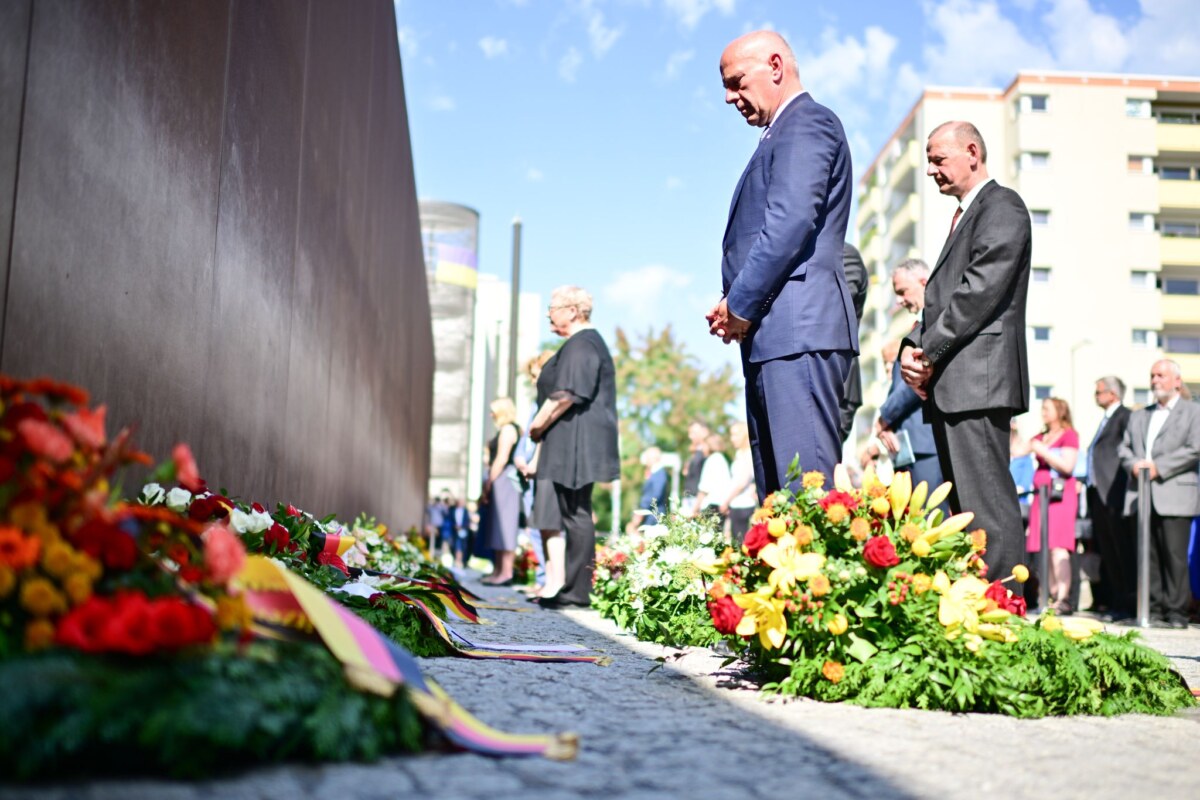 Gedenkveranstaltung zum 64. Jahrestag des Mauerbaus Am 13. August 1961 begann der Bau der Berliner Mauer - daran erinnerte ein Gedenkakt an der Bernauer Straße.
