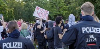 Nahe dem Kanzleramt demonstrieren gut 100 Menschen unangemeldet gegen den Krieg im Gazastreifen. Die Polizei greift ein - nach eigenen Angaben aufgrund verbotener Parolen.