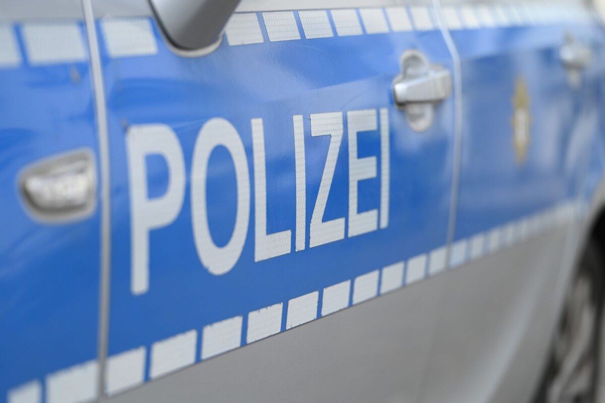 Polizei - Symbolbild Zwei Unbekannte schlagen einen Mann auf einer Parkbank in Berlin krankenhausreif. (Symbolfoto)