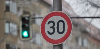 Der Senat fasst am Dienstag erst mal keinen Beschluss zur Abschaffung von Tempo 30 an Hauptstraßen. (Symbolbild) 