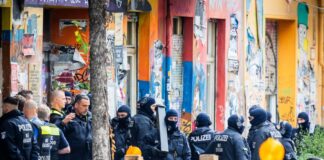 Die Polizei durchsucht ein bekanntes Haus der linksextremen Szene in Berlin-Friedrichshain. 