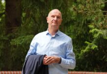 In seinem Urlaub will Brandenburgs Ministerpräsident Dietmar Woidke (SPD) unter anderem einen Krimi lesen (Archivbild).