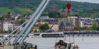 Aufwendige Aktion: Ein Schwimmkran hat ein bei Rüdesheim gestrandetes Sportboot geborgen. 