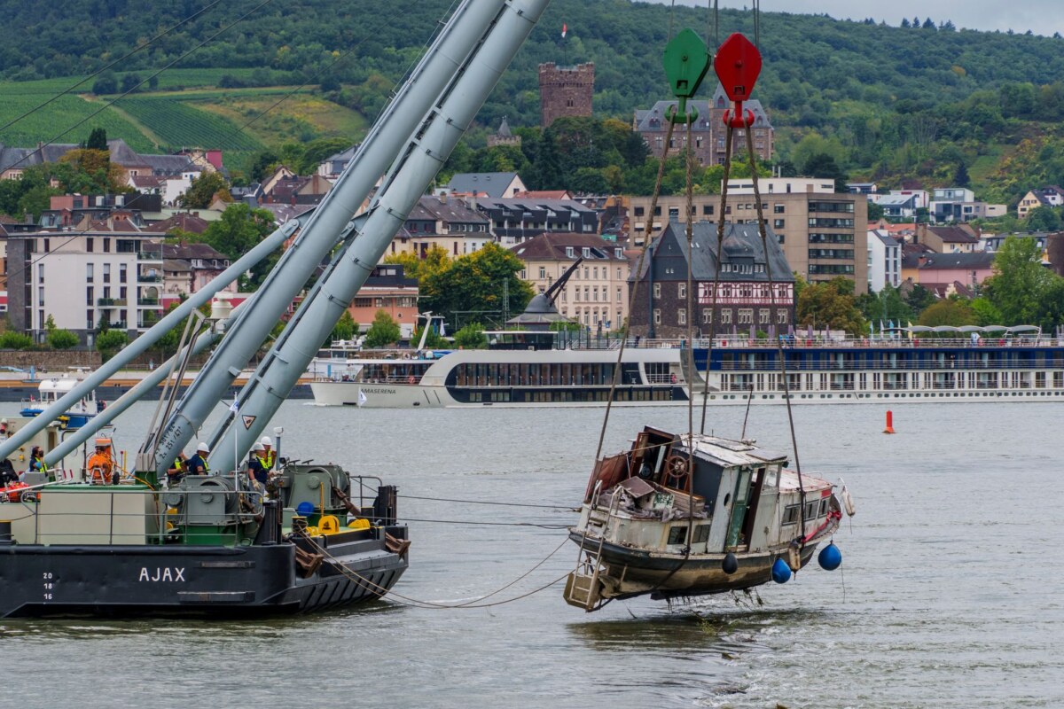 Gestrandetes Sportboot wird geborgen Aufwendige Aktion: Ein Schwimmkran hat ein bei Rüdesheim gestrandetes Sportboot geborgen.