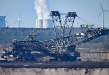 Blick auf den Tagebau Nochten und das Kraftwerk Schwarze Pumpe in Spremberg. Bisher wird in der Lausitz mit Braunkohle der Energiehunger gestillt. (Archivbild)
