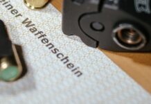 Die Zahl Kleiner Waffenscheine ist in Brandenburg gestiegen. (Archivbild)