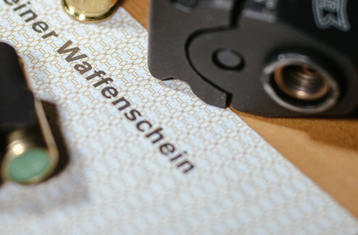 Kleiner Waffenschein Die Zahl Kleiner Waffenscheine ist in Brandenburg gestiegen. (Archivbild)