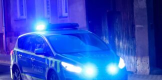 Die Polizei hilft bei der überraschenden Geburt auf dem Weg ins Krankenhaus. (Symbolbild)
