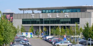 Im Tesla-Werk in Grünheide in Brandenburg starten 45 Azubis und 17 duale Studenten. (Archivbild)