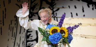 «Happy Birthday»: Zum Geburtstag bekam Hallervorden einen großen Blumenstrauß und ein Ständchen.