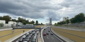 Auf dem 16. Bauabschnitt der Stadtautobahn A100 kommt es immer wieder zu dichtem Verkehr und zu Staus. (Archivfoto)