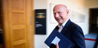 Berlins Regierender Bürgermeister Kai Wegner (CDU) will seine Besuche in allen Berliner Bezirken fortsetzen. (Archivbild)