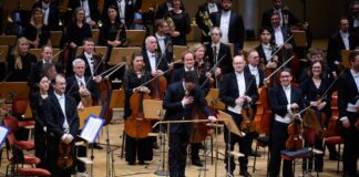 Dirigent Lahav Shani und die Münchner Philharmoniker werden in Berlin gefeiert.