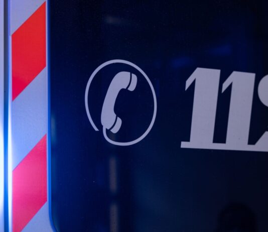 Eine Person ist in Hellersdorf von einem Wohnhaus rund zehn Meter in die Tiefe gestürzt. (Symbolbild)