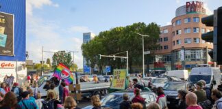 Die Demonstranten klagen über das Verkehrschaos nach Öffnung eines neuen A100-Bauabschnitts.