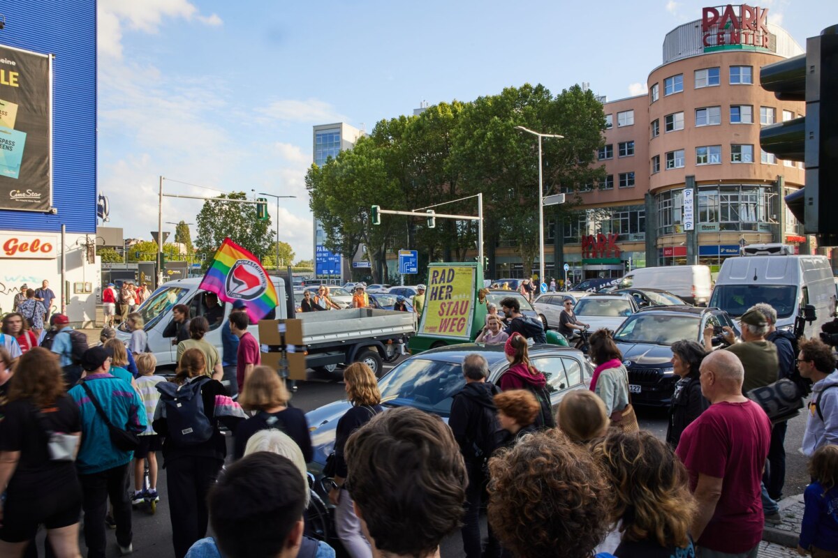 Demonstration gegen die Eröffnung der A100 Die Demonstranten klagen über das Verkehrschaos nach Öffnung eines neuen A100-Bauabschnitts.