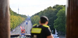 Die Polizei begleitet den 51. Berlin-Marathon.