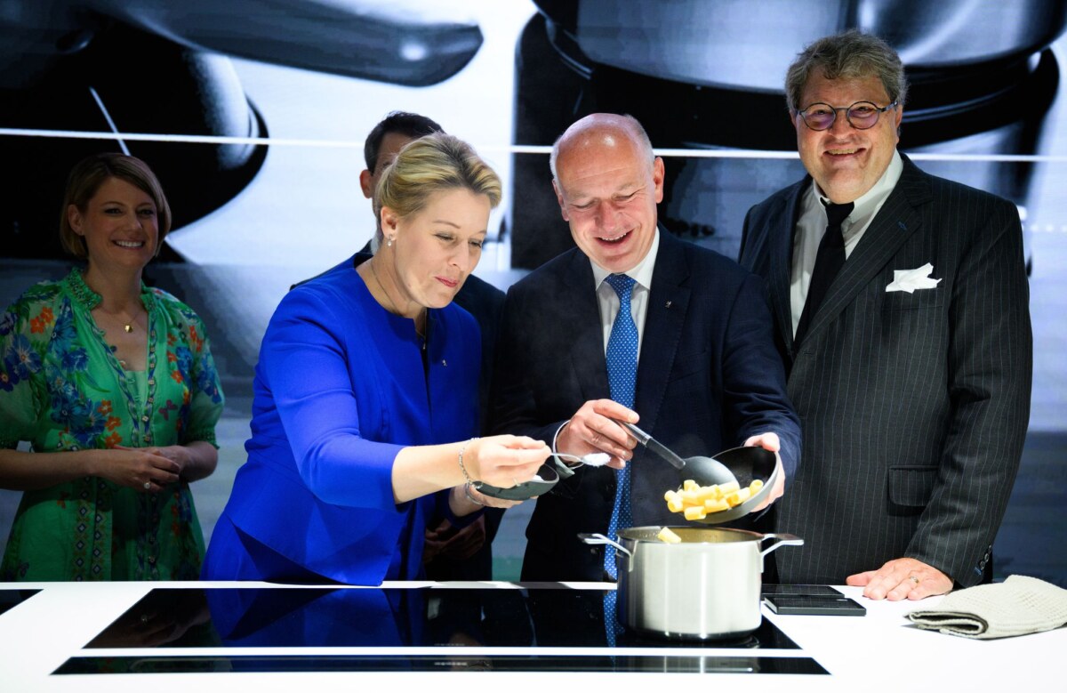 Eröffnungstag der IFA 2025 Lassen nichts anbrennen: Berlins Wirtschaftssenatorin Franziska Giffey der Regierende Bürgermeister Kai Wegner.