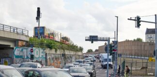 Die Senatorin kündigt Maßnahmen gegen Stau auf dem neuen Stück der Berliner Stadtautobahn A100 an.