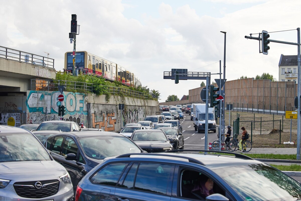 Stau auf dem neuen Stück der Berliner Stadtautobahn A100. Die Senatorin kündigt Maßnahmen gegen Stau auf dem neuen Stück der Berliner Stadtautobahn A100 an.