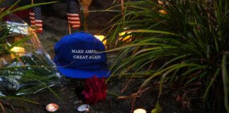 Eine "Make America Great Again"-Kappe wurde inden USA bei einer Mahnwache zum Tod des rechtskonservativen Podcaster Charlie Kirk hingelegt.