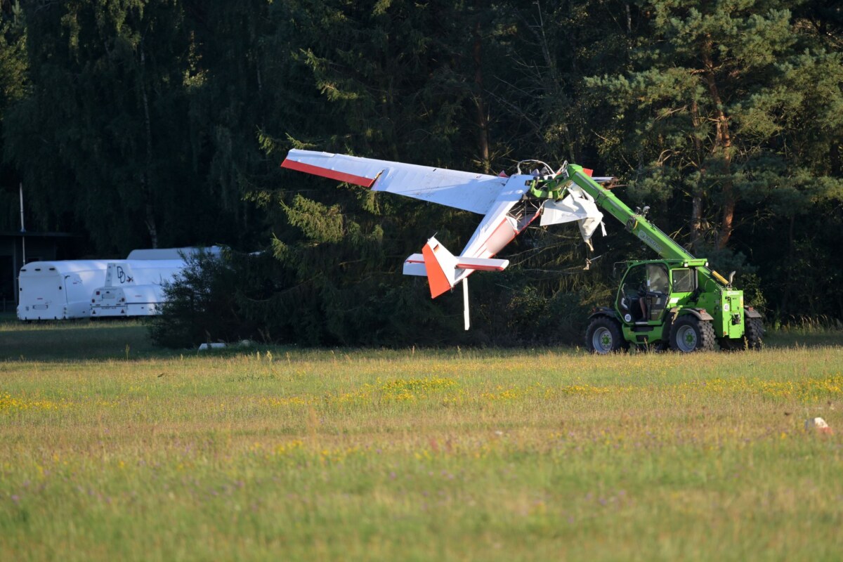 Absturz von Kleinflugzeug im Fläming Beim Absturz eines Kleinflugzeugs in Brandenburg sind zwei Männer gestorben.