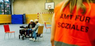 Die Evakuierung rund um den Fundort einer Bombe in Spandau hat begonnen. Für Anwohner gibt es Notunterkünfte. 