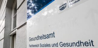Nach dem Tod eines Grundschülers in Potsdam an einer Meningokokken-Infektion behandelt das Gesundheitsamt Menschen in seinem Umfeld vorsorglich mit Antibiotika.