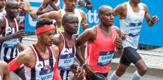 Favorit Sabastian Sawe (M) setzte sich schon früh im Berlin-Marathon ab.