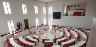 Dort, wo sonst die Abgeordneten debattieren, feiert der Landtag am Samstag sein 35-jähriges Bestehen zusammen mit der Bevölkerung. (Archivbild)