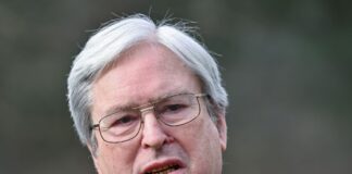 Brandenburgs früherer Wirtschaftsminister Jörg Steinbach darf eine Beratertätigkeit bei einer Anwaltskanzlei vorerst nicht fortführen. (Archivbild)