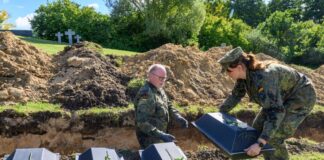 In kleinen Särgen befinden sich die Gebeine vieler Soldaten aus dem Zweiten Weltkrieg. 