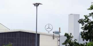 Die IG Metall lädt zu einem Aktionstag für die Zukunft des Sprinter-Werks von Mercedes-Benz in Ludwigsfelde (Archivbild).
