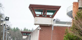 Ein Wachturm an der Wand der Justizvollzugsanstalt Tegel. (Archivbild) 