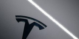 Der US-Elektroautobauer Tesla plant in Berlin ein Entwicklungszentrum (Archivbild).
