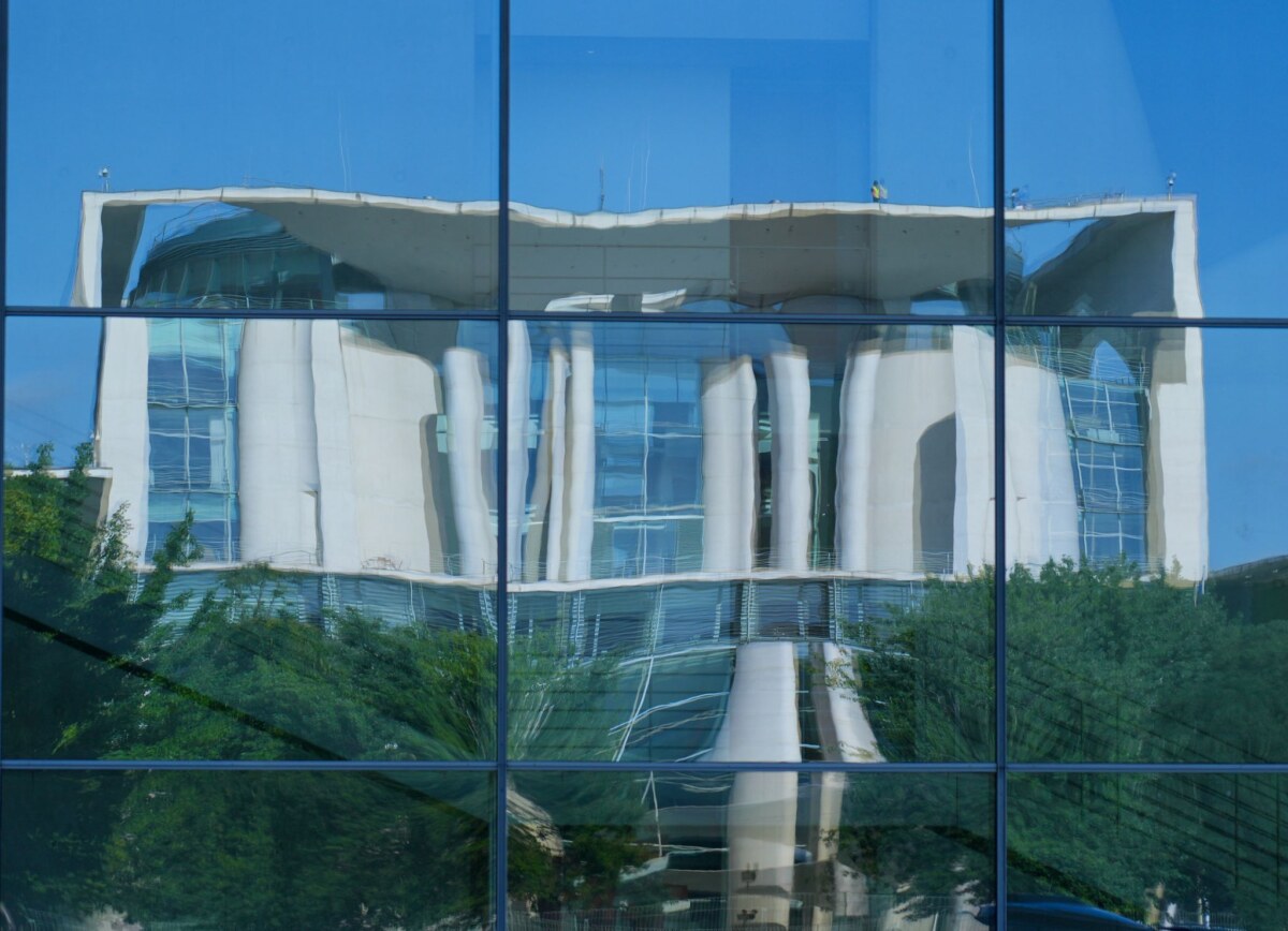 Protest an Bundestags-Kindergarten Das Bundeskanzleramt spiegelt sich in der gläsernen Fassade des Paul-Löbe-Hauses. (Archivbild)