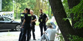 Polizisten stehen an der Unfallstelle. 
