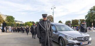 Theater-Kollegen folgten dem Sarg um das Burgtheater.