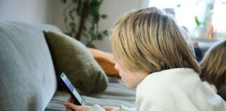 Ein großer Teil der Jugendlichen will laut einer Studie soziale Medien im Internet weniger nutzen - schafft es aber nicht. (Symbolbild)