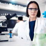 AZ Biopharm stärkt Hersteller im Kampf gegen Nitrosamin-Verunreinigungen Eine junge Laborantin bei der Arbeit. Foto: IMAGO / peopleimages.com