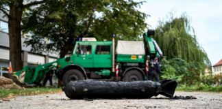 Eine in der Spree in Berlin-Mitte entdeckte Brandbombe wurde inzwischen abtransportiert. 