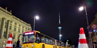 Tausende Menschen in Berlin-Mitte haben am späten Abend ihre Wohnungen wegen eines Kriegsmunitions-Funds in der Spree verlassen müssen.