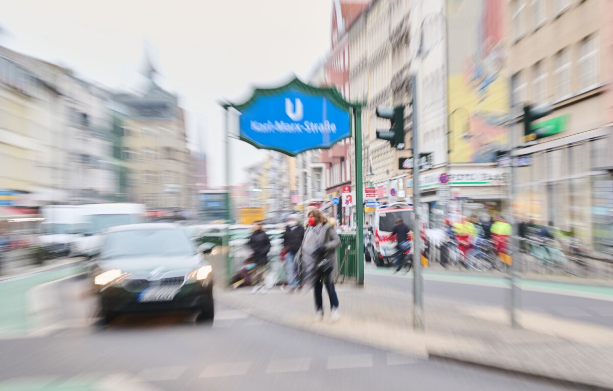 Illustration - Karl-Marx-Straße Auf der Karl-Marx-Straße eröffnet ein neues Standortkonzept für das ehemalige Karstadt-Warenhaus. (Symbolbild)