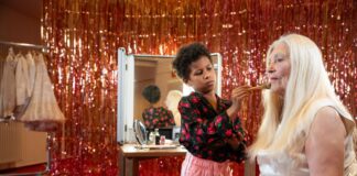 Demenzkranke und Grundschulkinder spielen im Berliner Pflegeheim "Am Kreuzberg" zusammen Theater.