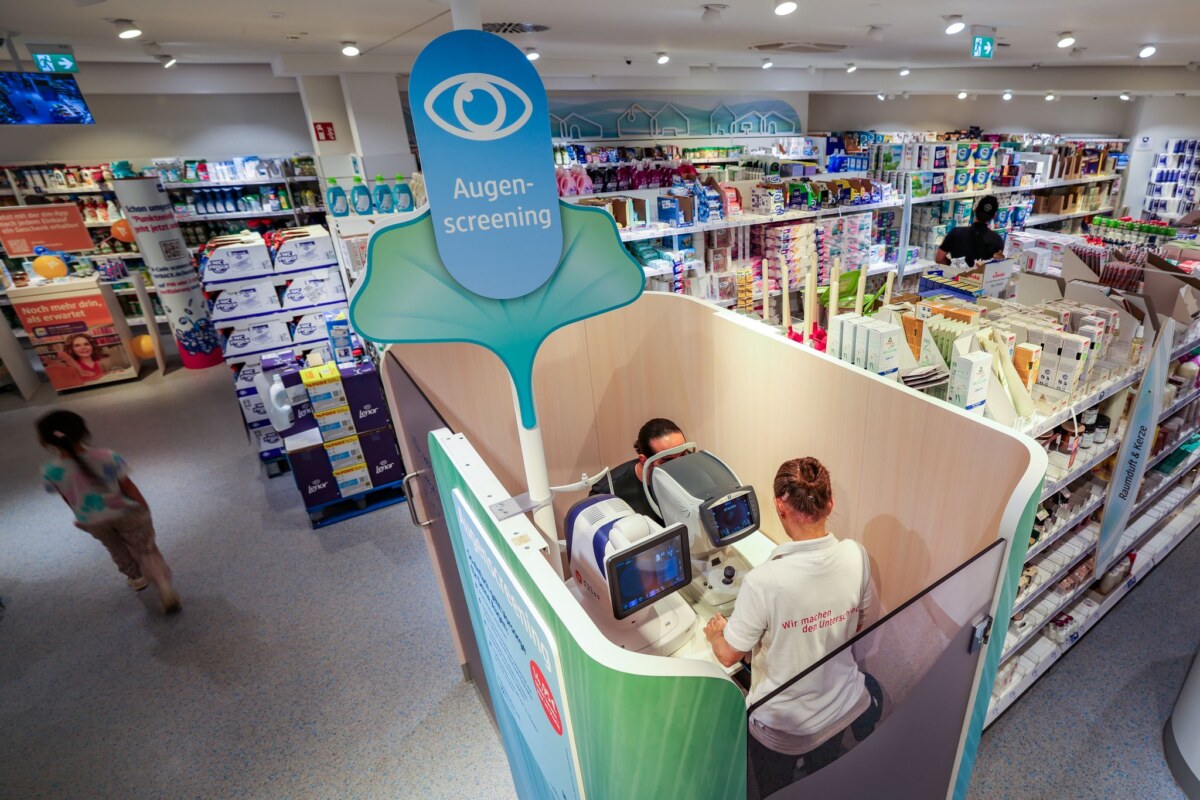 Drogeriemarktkette dm bietet Gesundheitsdienstleistungen an. In einer Box mitten in der Filiale wird das Augenscreening durchgeführt.