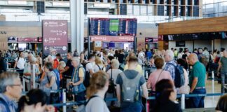 Passagiere müssen am Flughafen BER Geduld mitbringen. (Archivbild)