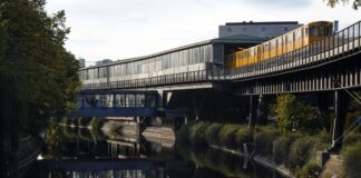 Wie die gerettete Person in den Kanal gelangte, war noch unklar. (Symbolbild)