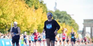 Der britische Sänger und Schauspieler Harry Styles (r) startete unter falschem Namen beim Berlin-Marathon.