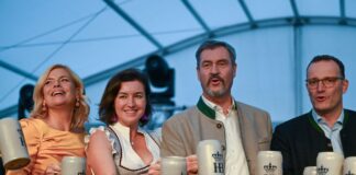 Die ersten Maßkrüge mit frisch gezapftem Oktoberfestbier gingen an die politische Prominenz